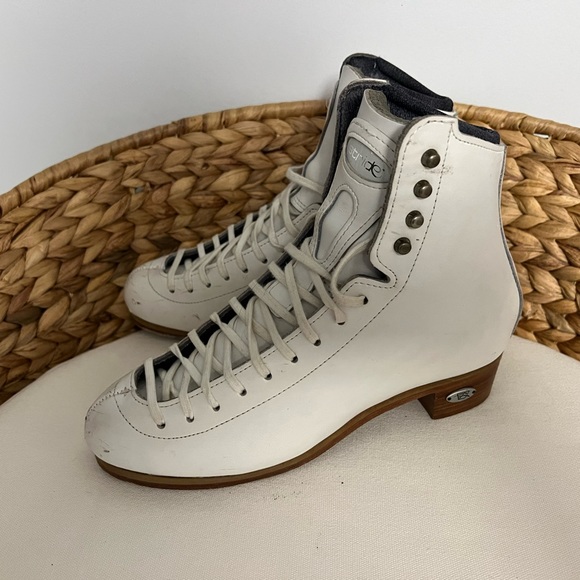 Riedell Stride Figure skates 6.5 narrow - Picture 1 of 3